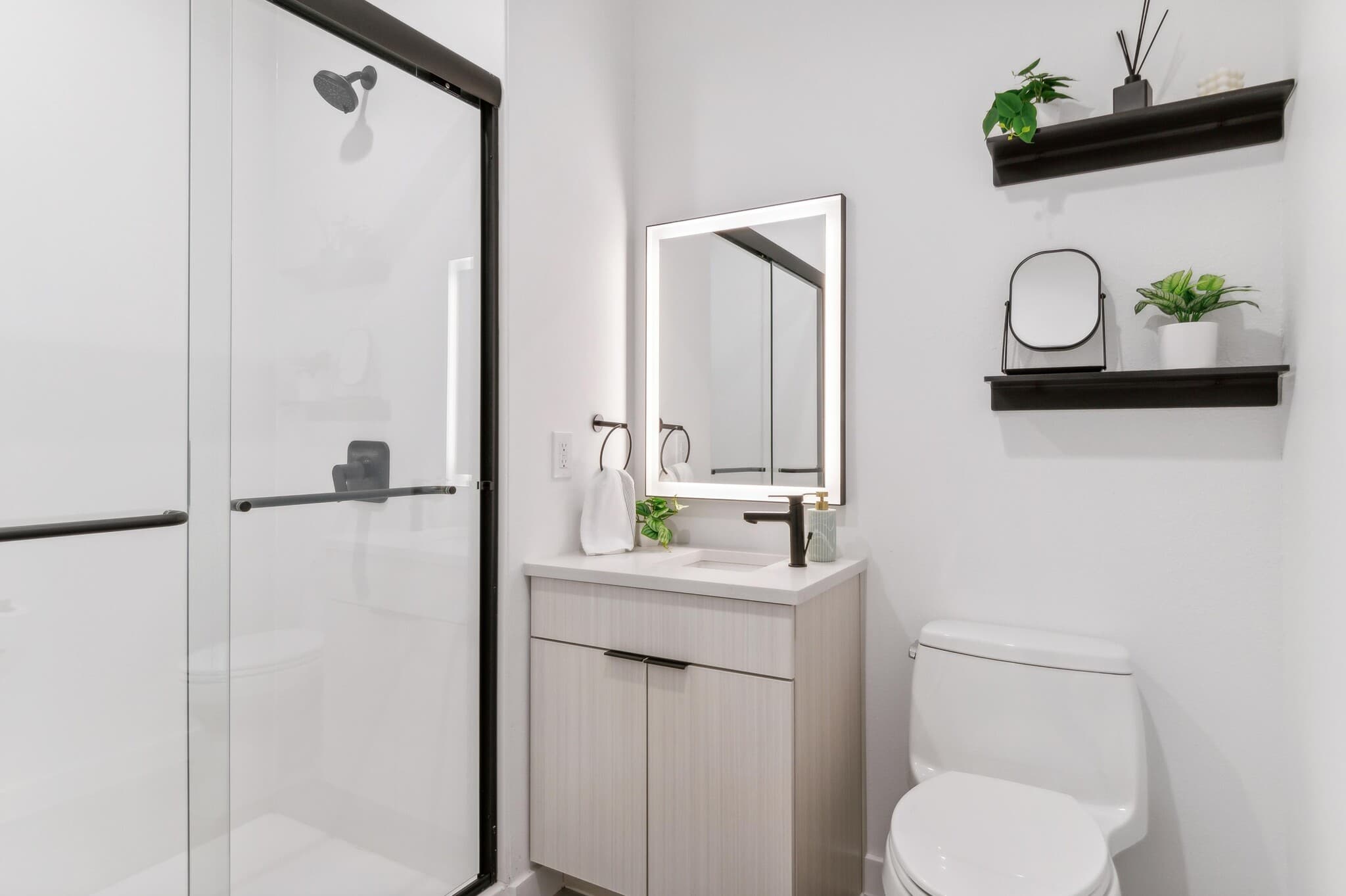 Full bathroom in a four-bedroom apartment at Capitol Living